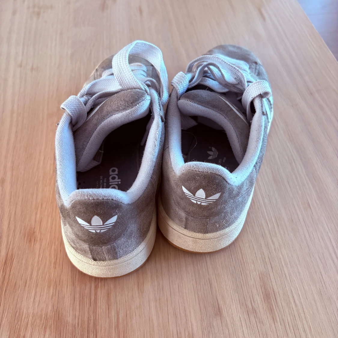 Grå Adidas Campus sneakers i mocka - 2