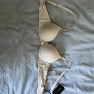 Beige BH från W.A. - Snygg beige BH från W.A. med avtagbara axelband. Lite push up, passar dig som vanligtvis har storlek 70 B 