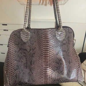 as cool väska  - skit cool väska med ormskin helt perfekt inför hösten o skolan ! Går så sjukt bra med vilken outfit som helst och så snygg och unik❣️köpt för 599kr !