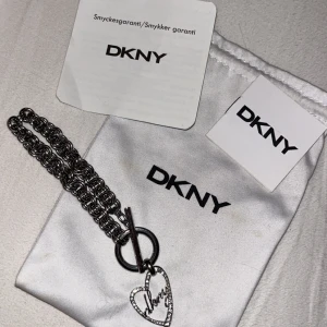 Silverfärgat DKNY armband med hjärta - Dkny armband, ny med dustbag samt lappar