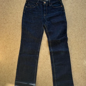 Levis 627 straight fit, W29 L32 - Sparsamt använda mörkblå Levi's 627 jeans med klassisk femficksdesign och raka ben. Snygga kontrastsömmar och ikoniska Levi's-detaljer på bakfickorna💗