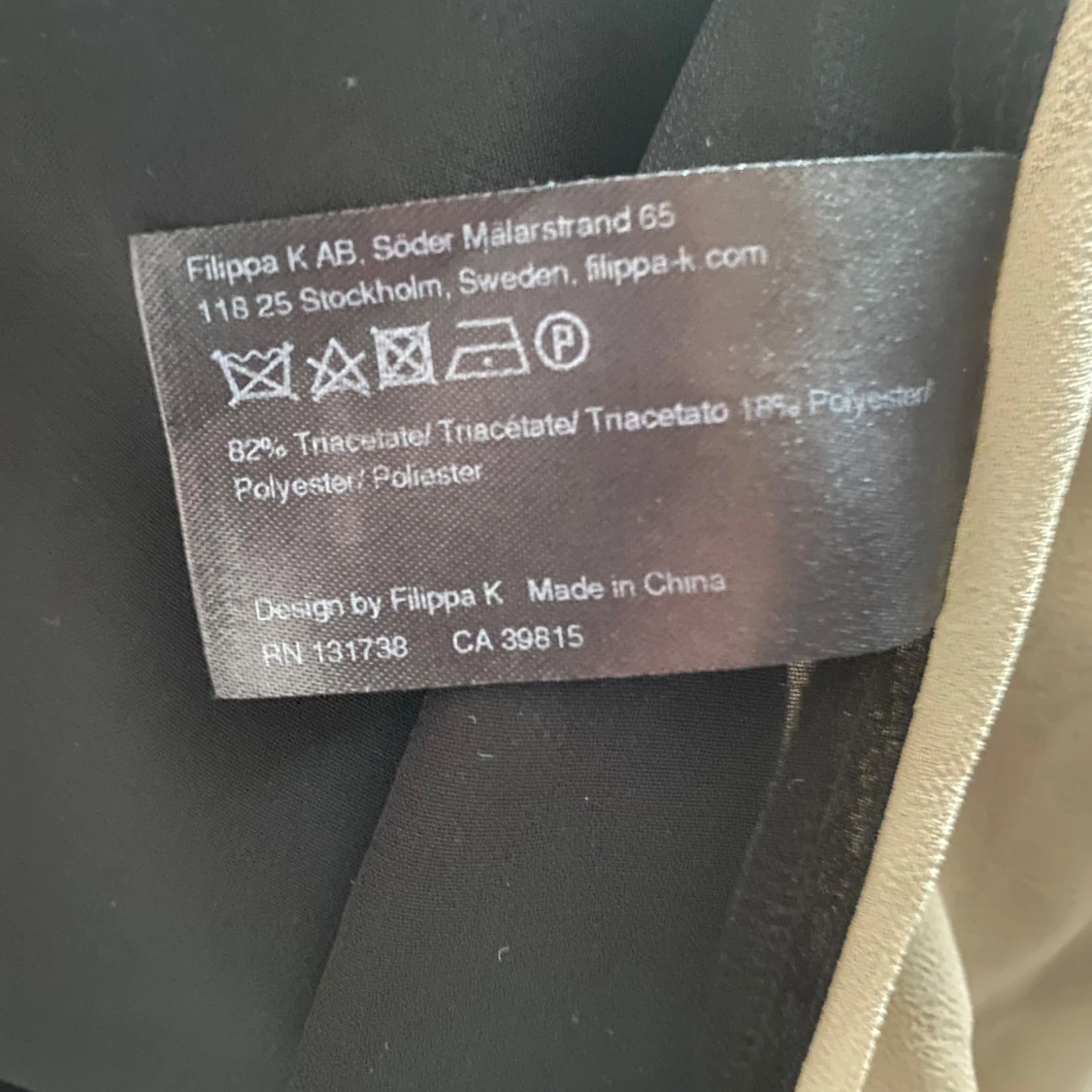 Svart Filippa K långklänning med tunna axelband  - 4