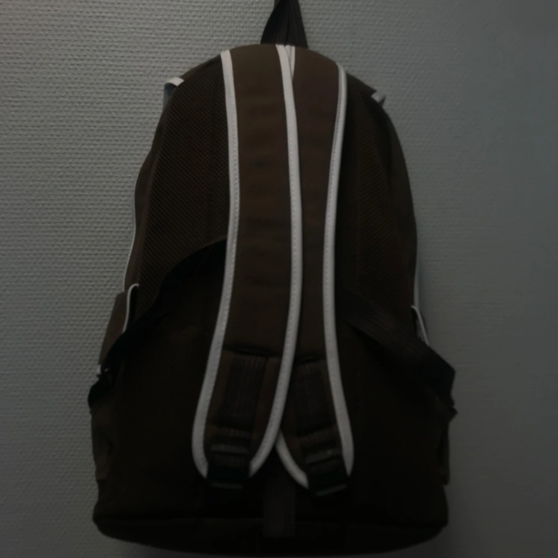 Brun ryggsäck med Nalle Puh-motiv  - 1