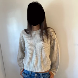 Beige stickad tröja  - Snygg beige stickad tröja från Ullared. Säljer denna tröjan eftersom den inte kommer till användning. Den är knappt använd och är i bra skick
