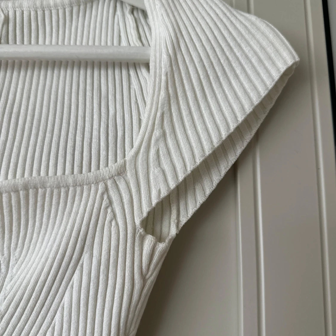 Vit ribbad topp med sweetheart-ringning <3 - 3