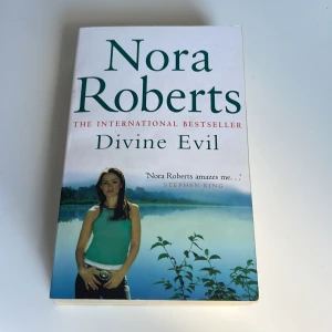 Divine evil - På engelska. Säljer billigt för har inte plats i bokhyllan. Köptes begagnat och är i okej skick. Den är en ganska tjock pocket bok