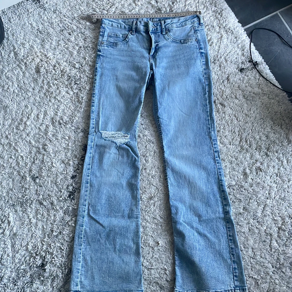 Ljusblå bootcut jeans från HM slitning - 1