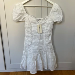 Vit klänning från NA-KD - Superfin vit klänning från NA-KD i storlek 36. Helt ny med prislapp. Pris kan diskuteras.🤍