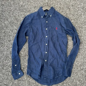 Ralph lauren linneskjorta  - Sjukt snygg linneskjorta från Ralph lauren | size : S | skick 8,5/10 | hör av dig vid minsta fundering | postar samma dag som köp🤩
