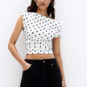 Vit prickig oneshoulder topp - Säljer denna super finna toppen, kände att det inte var min smak, därav är den endast provad och inte använd. Bara skriva om man vill ha mer bilder på den😊