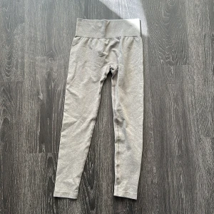 Grå leggings från Levity - Snygga grå leggings från Levity med bred, ribbad midja för extra komfort. De är tillverkade i ett mjukt och stretchigt material som passar perfekt till träning eller chill. Enkel design utan synliga sömmar eller detaljer, vilket ger en clean look.