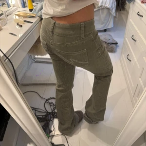 Gröna lågmidjade Nelly jeans - Lågmidjade jeans från Nelly som är upplagda! Midjemått ca 36 och innerbenslängden 75💓💫