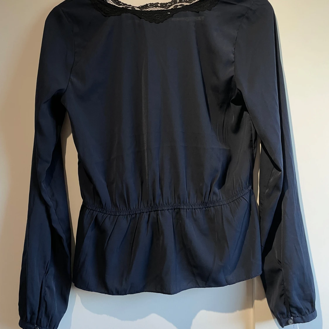 Mörkblå blus med spets från Abercrombie - 1