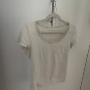 Vit topp med spetskant - Söt vit t shirt från brandy melville. har en liten fläck vid halsen men är annars i fint skick 😊