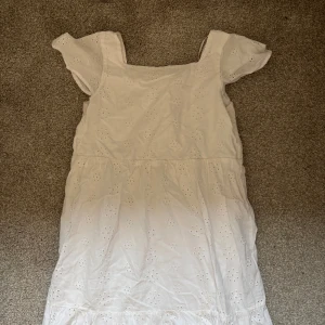 Super söt somrig klänning  - Jätte söt somrig klänning från HM. Säljer för ja inte använder den längre.pris kan diskuteras ❤️