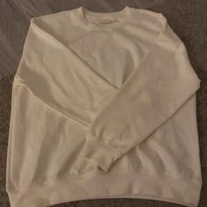 Vit sweatshirt från 157, storlek M - Säljer en vit sweatshirt från 157 i storlek M. 