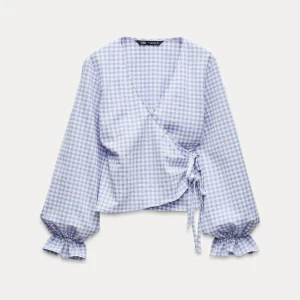 Zara blus med prislappen kvar - Jätte fin blus från Zara, aldrig använd och har prislappen kvar, nypris 380kr men mitt pris: 200