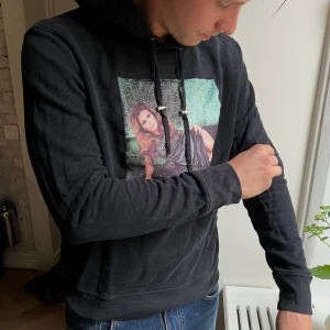 Svart Limitato hoodie - Hjälper min kille att sälja hans hoodie. Svart Limitato hoddie. Nypris ca 1800kr, stl L.