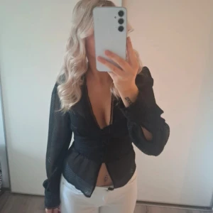 Blus - svart blus från zara, säljer då den är förlåten så kommer inte kunna skicka bilder med den på🩷