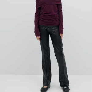 Svarta skinnbyxor med dragkedja - Snygga svarta skinnbyxor med låg midja o boot cut