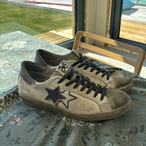 Vita/gråa 2Star sneakers - Snygga vita/gråa sneakers från 2Star, dom är i hyfsat bra skick och inget som är trasigt på dom. Dom är i storlek 44 men passar även storlek 43