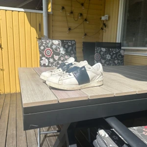 Valentino open - Hej säljer mina valentino Opens i storlek 42. Dem är i använt men fint skick. De lite smått smuts på utsidan men försvinner om man tvättar av dem. Dem har en liten skada som ni ser på en av bilderna men inget som man tänker på när man använder dem. Hör av er vid frågor