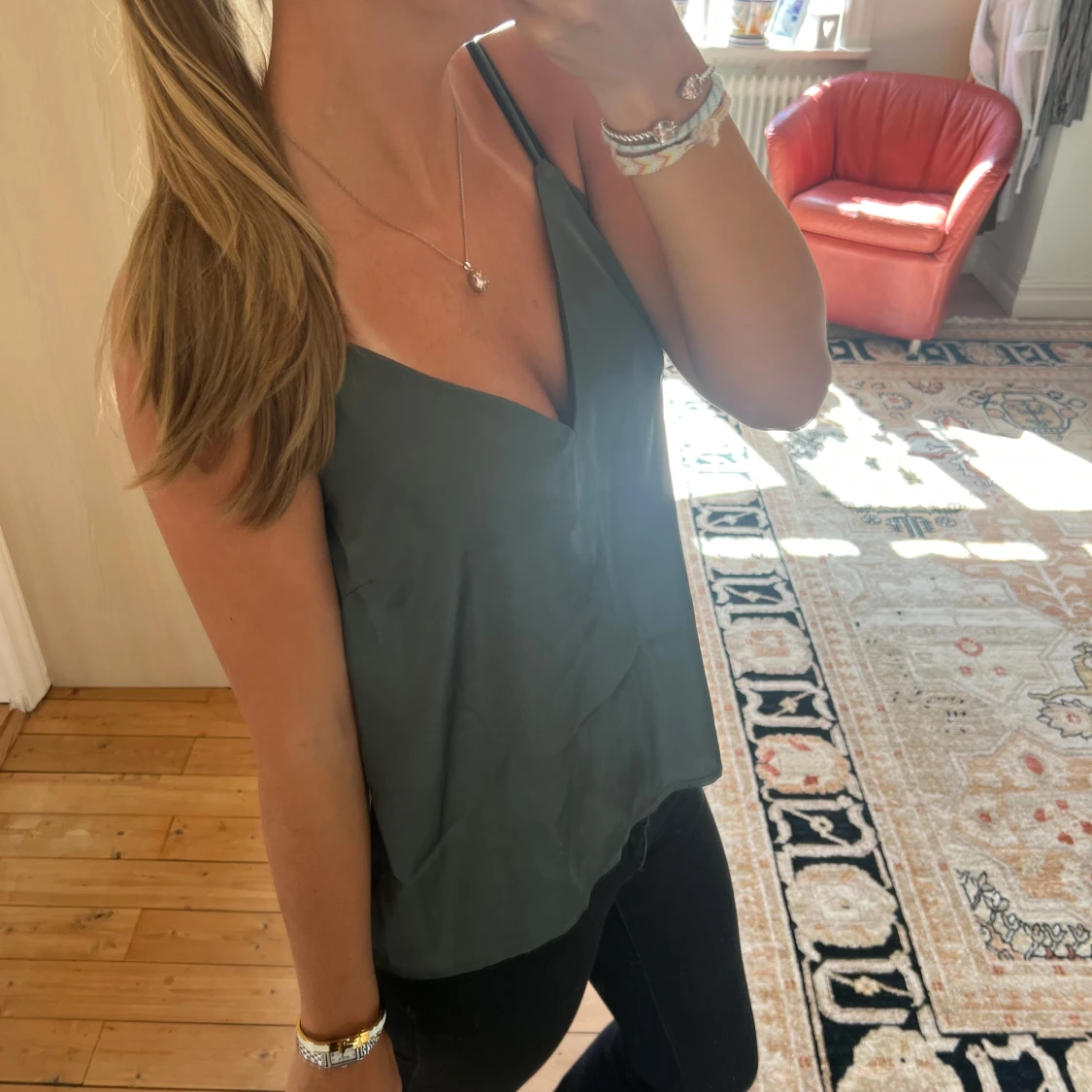 Mörkgrön linnetopp med v-ringning