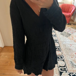 Svart klänning - Säljer denna fina svarta klänning från Zara. Sitter jättefint och kan användas både sommar och höst. Jätte skönt material.💛