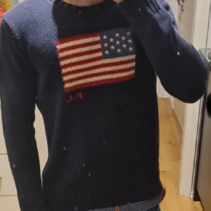 Ralph lauren tröja - Hej, säljer min Ralph lauren tröja som är i ett väldigt fint skick, skulle säga 9/10. Inga defekter eller hål! Storleken är Xl i barnstorlek vilket motsvarar S. Nypris: 2200 kr, mitt pris 899! 🤩Modellen är 176. Priset är inte hugget i sten.