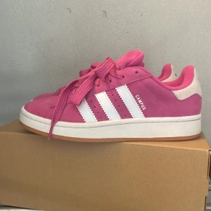 Rosa campus💘 - Unika och coola adidas campus 00s i en snygg rosa färg! Perfekt om du vill ha en snygg färg pop i din vardag💘använda 1 gång! Tveka inte att höra av er💘