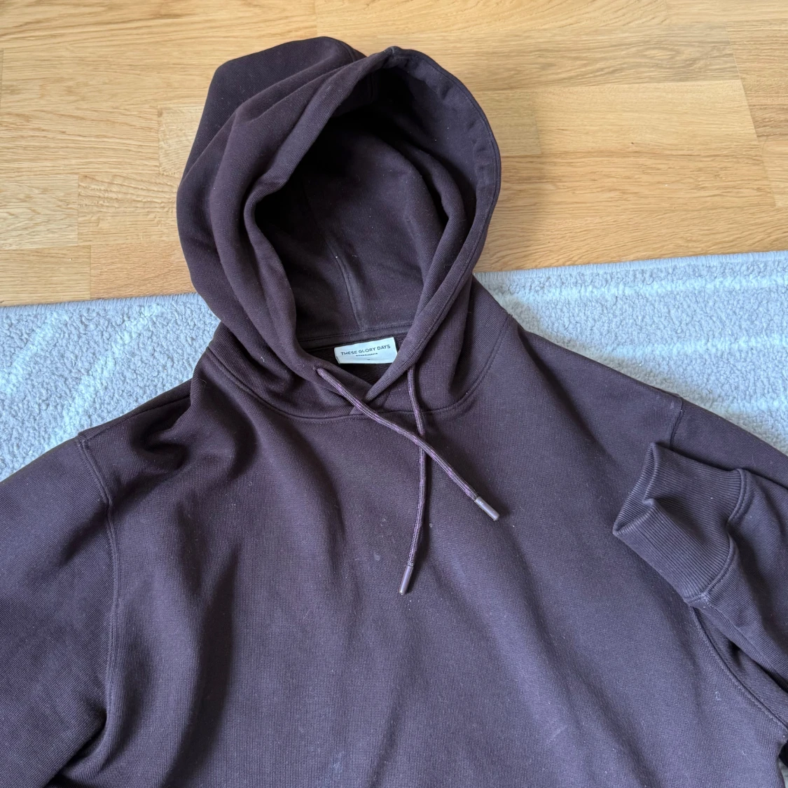 Mörkbrun hoodie från These Glory Days - 1