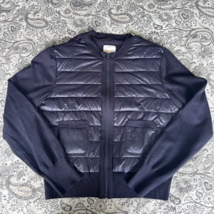 Gina Tricot rib jacket  - Säljer denna oanvända jacka från Gina Tricot i storlek 170 då den inte kommer till användning. Nypris 400kr💕