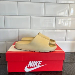 Yeezy slides - Obs Läs!!! Skon är en av dem sämre fakes, därav det billiga priset, boxen är en annan då jag icke har den original. Frågor ?? Så är det bara att skicka.