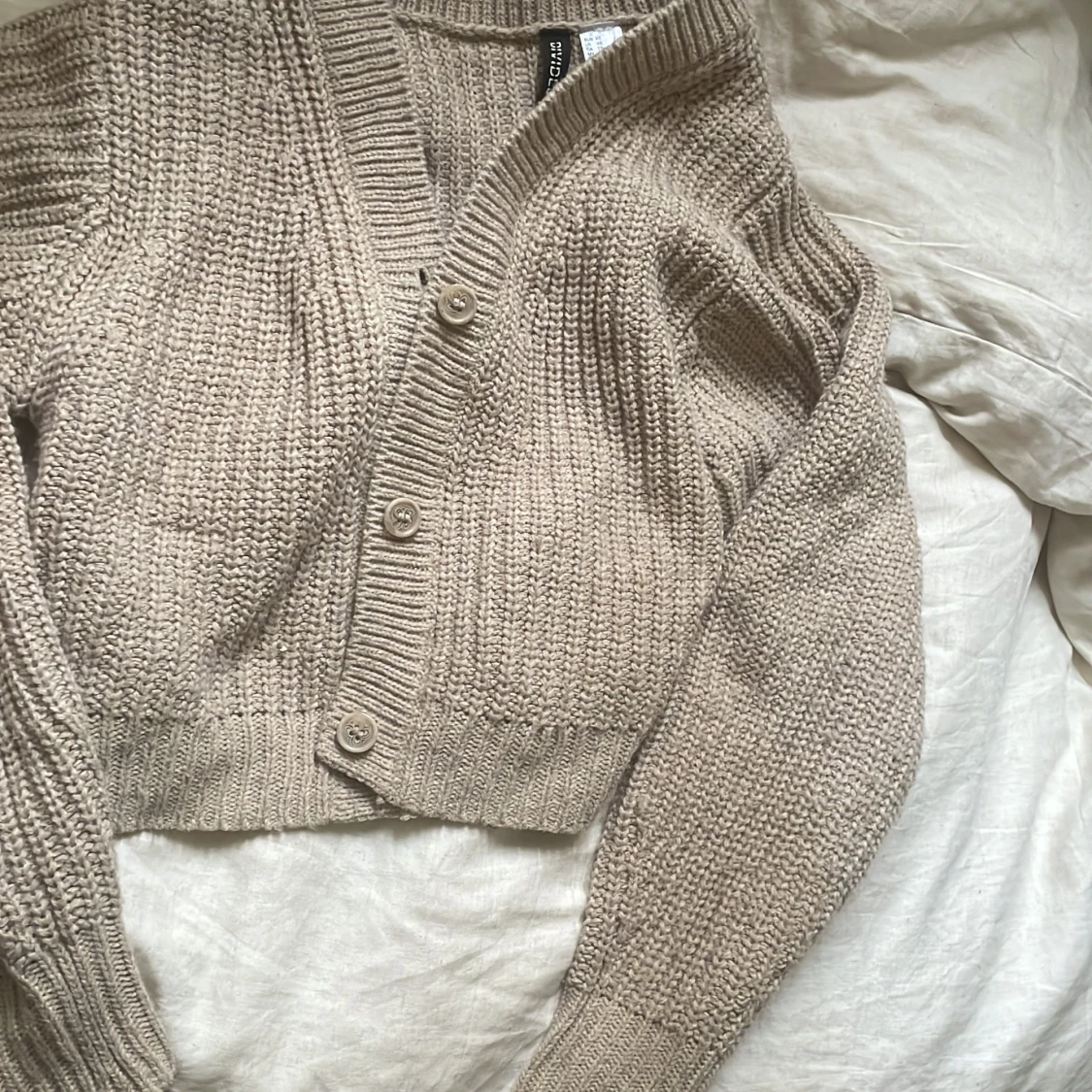 Beige stickad kofta från H&M Divided