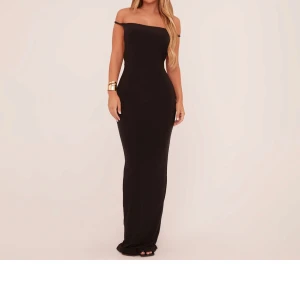 Svart lång offshoulder klänning - Säljer en svart långklänning med offshoulder-design och figurnära passform. Klänningen har en snygg öppen rygg som ger en extra touch av elegans. Perfekt för dig som vill ha en stilren och sofistikerad look. Materialet är mjukt och följsamt.