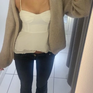 Vit zara topp - Säljer denna fina topp fårn Zara som är använd 1 gång i storlek xs, supersöt!! 💕