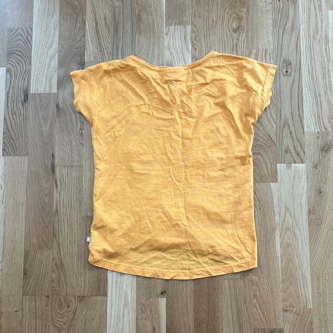 Gul t-shirt med insektstryck från Molo - 3