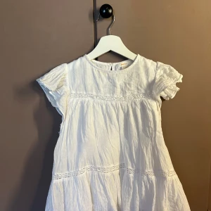 Vit somrig blus Gina Tricot - Supersöt vit blus från Gina Tricot i storlek 146/152, men skulle nog säga att den passar xxs-xs med!! 