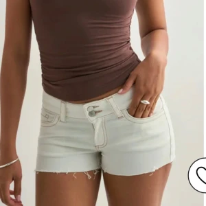 Shorts Nelly  - Använd 2 gånger helt som nya. Storlek 38 men skulle säga att det är en 36 då de är väldigt små i storlek