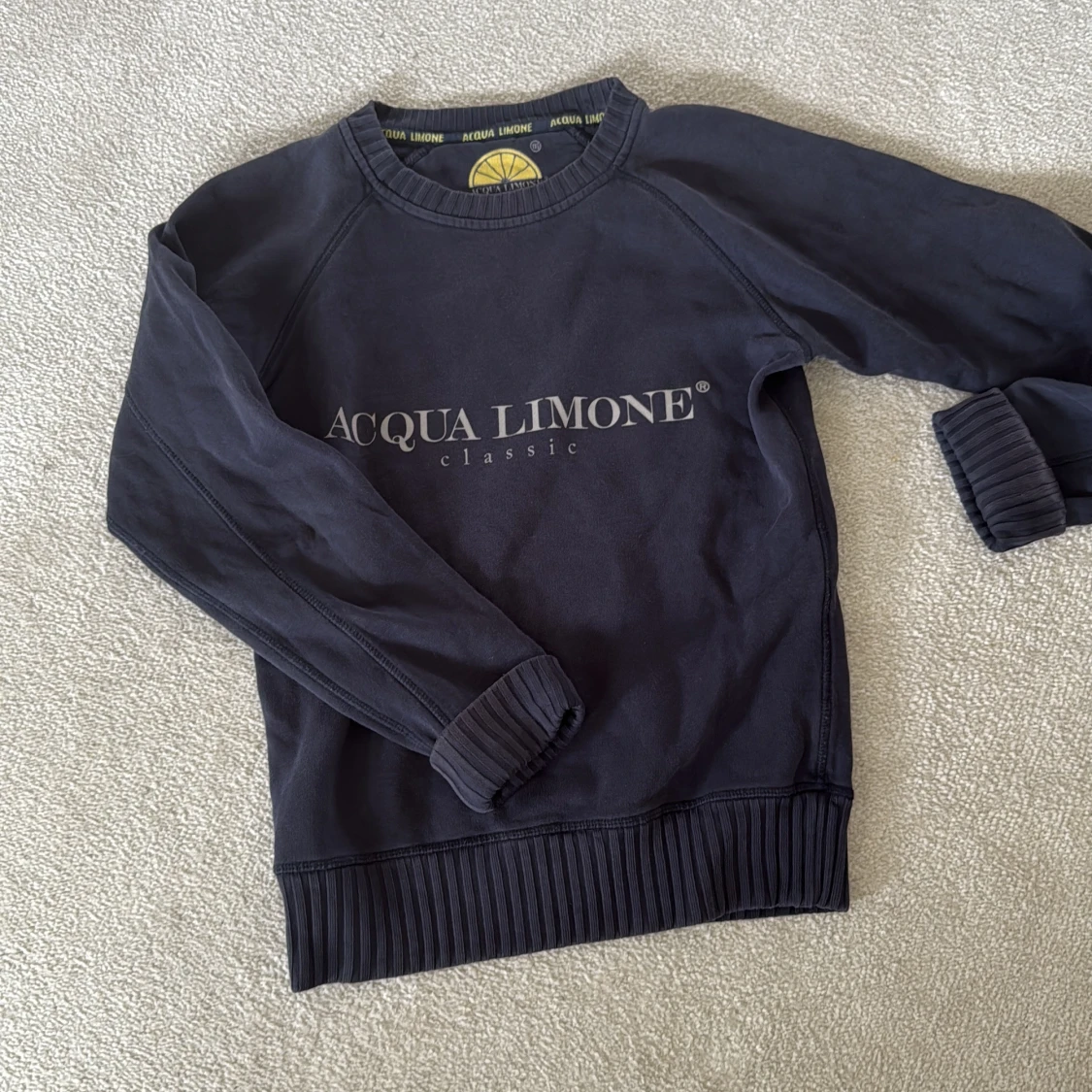 Mörkblå sweatshirt från Acqua Limone