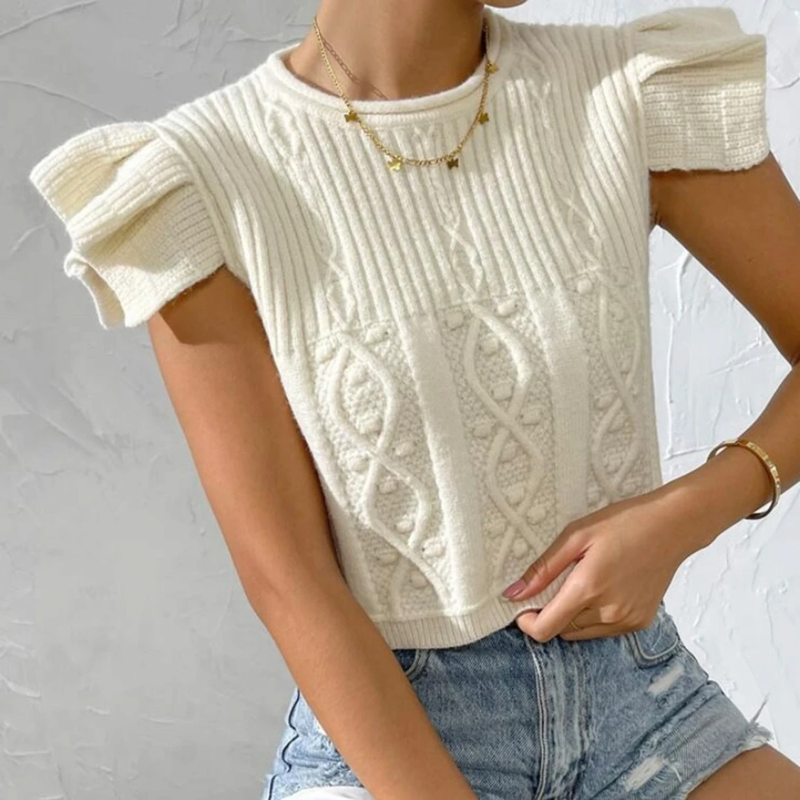 Vit stickad tröja med puffärm från Gnefit