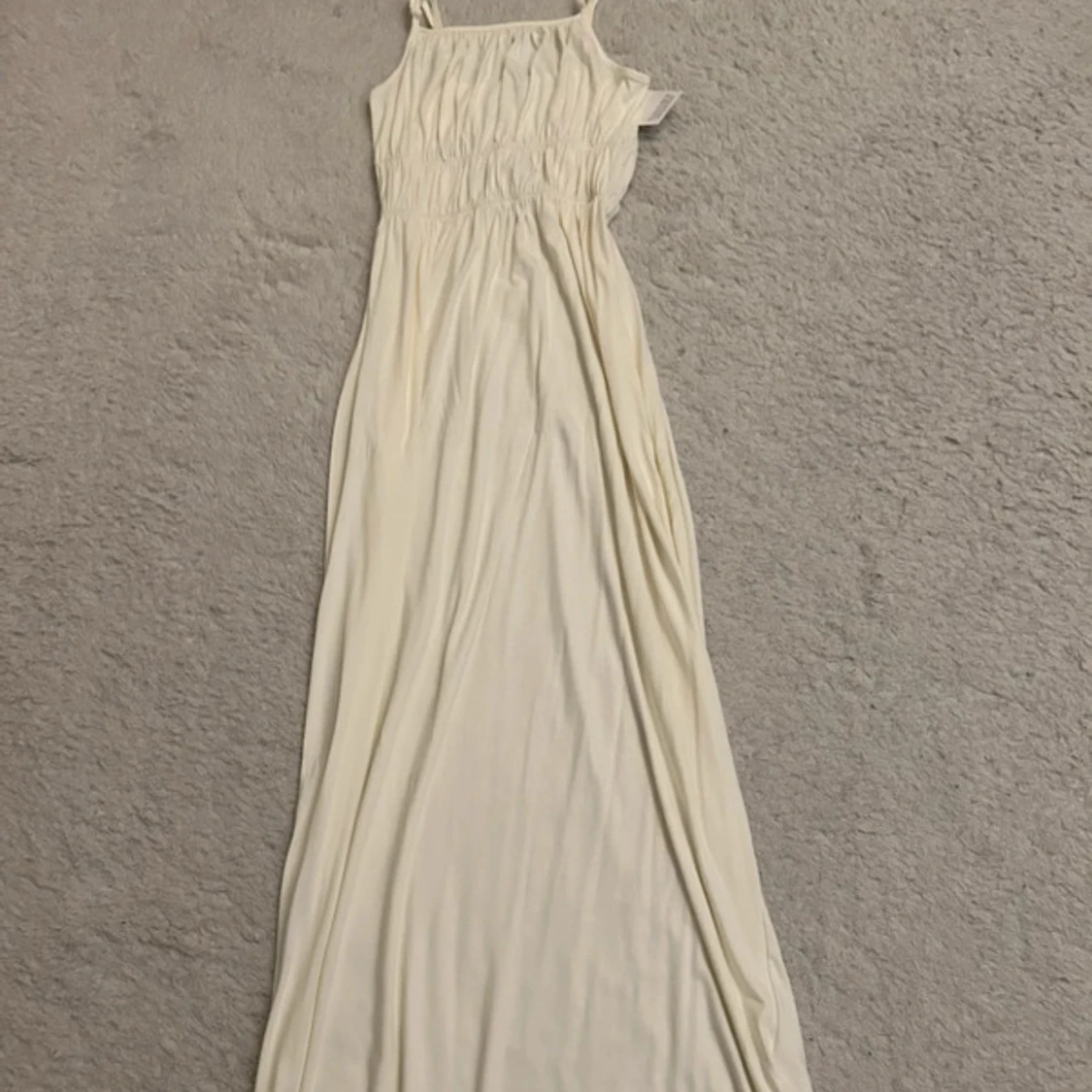 Ljus långklänning från Bubbleroom