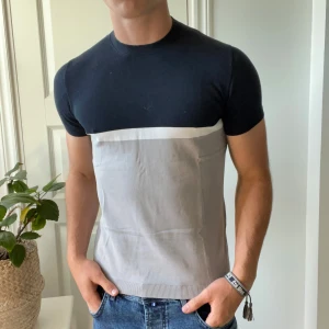 Massimo Dutti skönt material t shirt  - Som ny, sitter väldigt slim på mig. Lite för slim tbh. Jag är 180,75 kg och bär S. Kom med frågor! Tips köp denna t shirt med något annat så blir den väldigt billig! 