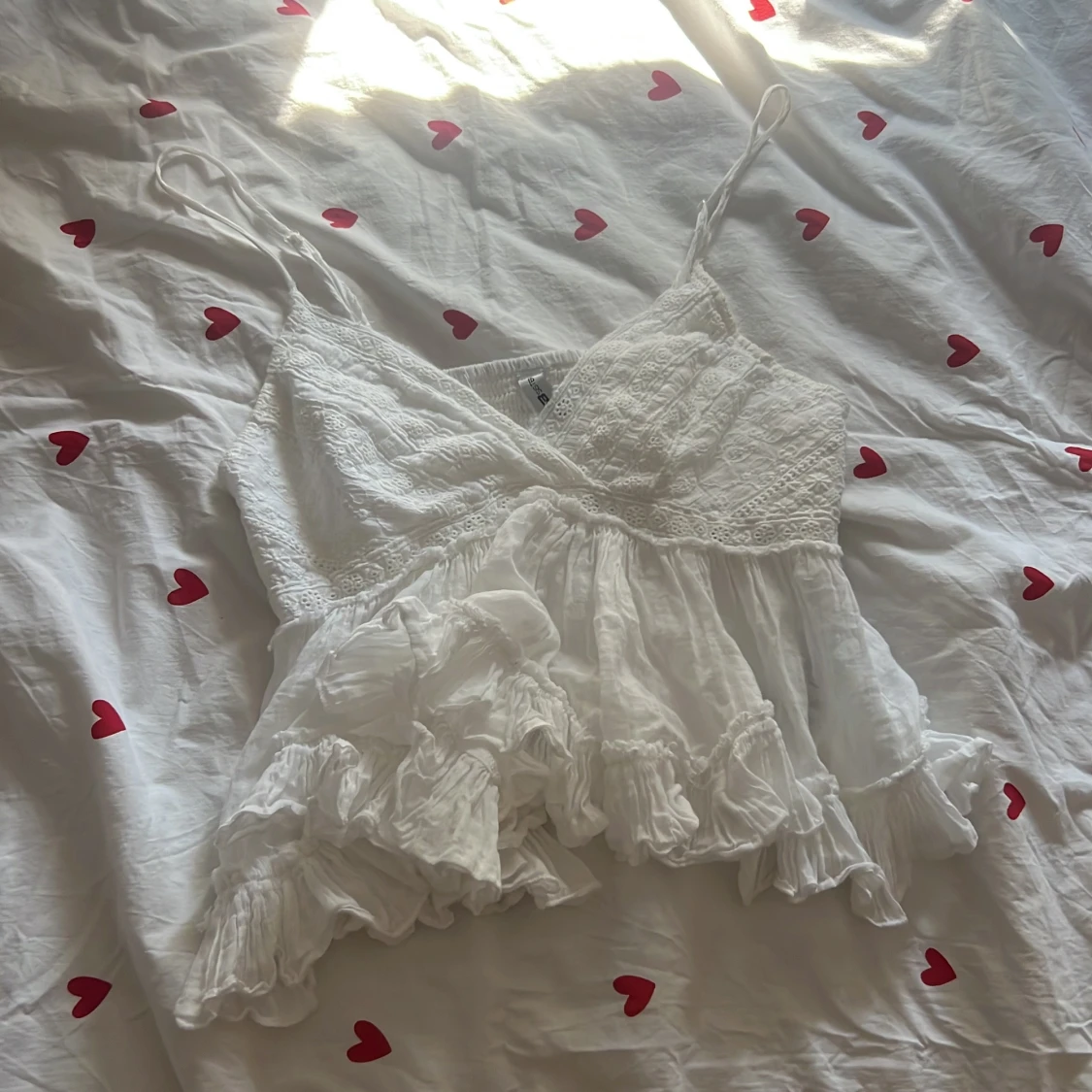 Vit omlott linnetopp med volanger