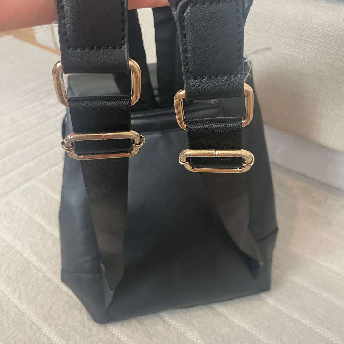 Svart ryggsäck i skinn från Spiral - 4