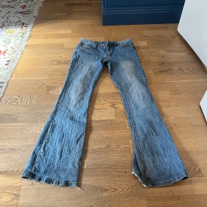 Lågmidjade utsvängda jeans - ”Randiga” lågmidjade och utsvängda jeans från Brandy Melville!🩵Midjemått= 37 cm Innerbenslängd= 81 cm