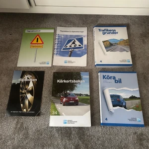 Körkortsboken, Trafikens grunder, Köra bil, Vägmärkestest, Vägmärken & vägmarkeringar, Lilla däckboken - Perfekt paket för dig som vill ta körkort! Innehåller allt från vägmärkestest och vägmarkeringar till grundläggande trafikregler, däckkunskap och praktiska tips för att köra bil. Böckerna är moderna och anpassade för unga som vill klara teoriprovet.