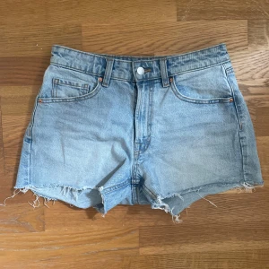 Mid waist jeansshorts - Endast klippt bort lappen och tvättat en gång. Mid waist.