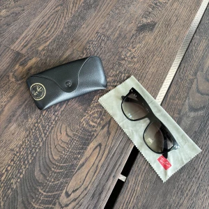 Rayban - Tja, säljer nu ett par trendiga Raybans | Använda en del och finns lite skavanker så som små repor + att ena bågen är lite svajigare | Stilrena och perfekta för dig som vill ha ett par cleana brillor | Kom privat för fler bilder eventuellt frågor, mvh Max 👊🏼
