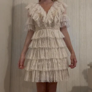 By malina klänning - Super fin vit klänning från By Malina. Bara testad. Klänningen är i bra skick och perfekt inför studenten. Skriv privat om från bilder eller frågor!💕💕